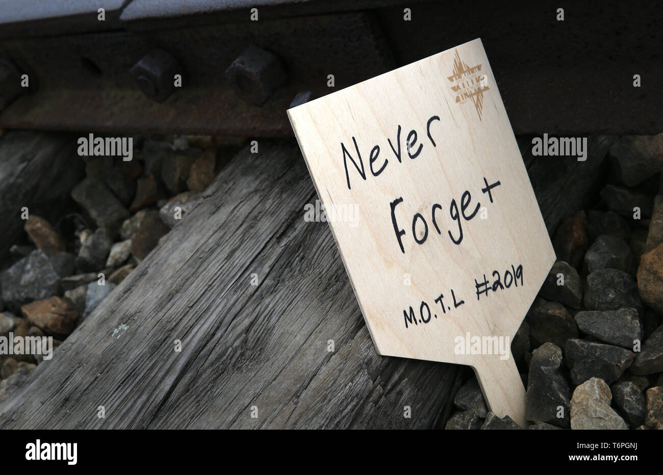 Oswiecim, Polen. Zum 2. Mai, 2019. Eine handwrittens woodens Zeichen während der Marsch der Lebenden in der ehemaligen Nazideutschen Auschwitz II Birkenau Konzentrations- und Vernichtungslager in Oswiecim. Die jährlichen März ist Teil des pädagogischen Programms. Jüdische Studenten aus aller Welt nach Polen kommen und studieren Sie die Überreste des Holocaust. Teilnehmer März in Stille, drei Kilometer von Auschwitz I, Auschwitz II Birkenau, dem größten NS-Komplexes von Konzentrationslagern während des Zweiten Weltkrieges II. erbaut. Credit: Damian Klamka/ZUMA Draht/Alamy leben Nachrichten Stockfoto