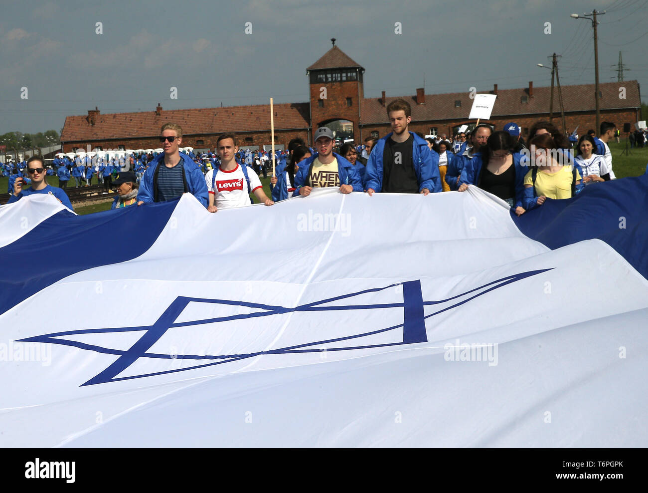 Oswiecim, Polen. Zum 2. Mai, 2019. Die Teilnehmer an der Marsch der Lebenden in der ehemaligen Nazideutschen Konzentrations- und Vernichtungslager Auschwitz II Birkenau in Oswiecim. Die jährlichen März ist Teil des pädagogischen Programms. Jüdische Studenten aus aller Welt nach Polen kommen und studieren Sie die Überreste des Holocaust. Teilnehmer März in Stille, drei Kilometer von Auschwitz I, Auschwitz II Birkenau, dem größten NS-Komplexes von Konzentrationslagern während des Zweiten Weltkrieges II. erbaut. Credit: Damian Klamka/ZUMA Draht/Alamy leben Nachrichten Stockfoto