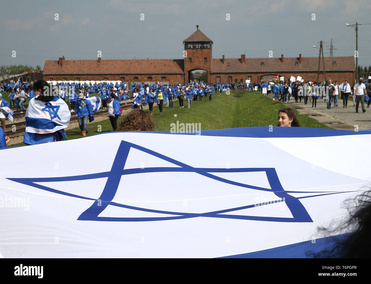 Oswiecim, Polen. Zum 2. Mai, 2019. Teilnehmer der März mit der Flagge von Israel gesehen. Die jährlichen März ist Teil des pädagogischen Programms. Jüdische Studenten aus aller Welt nach Polen kommen und studieren Sie die Überreste des Holocaust. Teilnehmer März in Stille, drei Kilometer von Auschwitz I, Auschwitz II Birkenau, dem größten NS-Komplexes von Konzentrationslagern während des Zweiten Weltkrieges II. erbaut. Credit: Damian Klamka/ZUMA Draht/Alamy leben Nachrichten Stockfoto