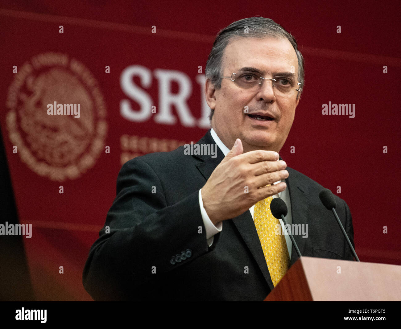 Mexiko Stadt, Mexiko. 02 Mai, 2019. Marcelo Ebrard, Außenminister Mexikos, gibt eine Pressekonferenz im Außenministerium in der mexikanischen Hauptstadt. Die Maas Reise nach Lateinamerika ist der Auftakt zu einer politischen und wirtschaftlichen offensive Beziehungen zu dem Kontinent wieder zu stärken. Credit: Fabian Sommer/dpa/Alamy leben Nachrichten Stockfoto