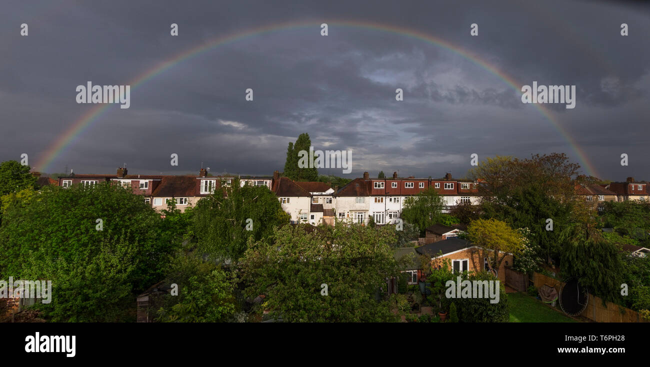 London, Großbritannien. 2. Mai 2019. Double Rainbow Formulare über Suburban Häuser gegen den grauen Himmel nach starkem Regen am Nachmittag Duschen in South West London. Credit: Malcolm Park/Alamy Leben Nachrichten. Stockfoto