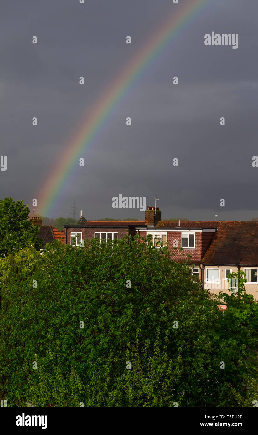 London, Großbritannien. 2. Mai 2019. Double Rainbow Formulare über Suburban Häuser gegen den grauen Himmel nach starkem Regen am Nachmittag Duschen in South West London. Credit: Malcolm Park/Alamy Leben Nachrichten. Stockfoto