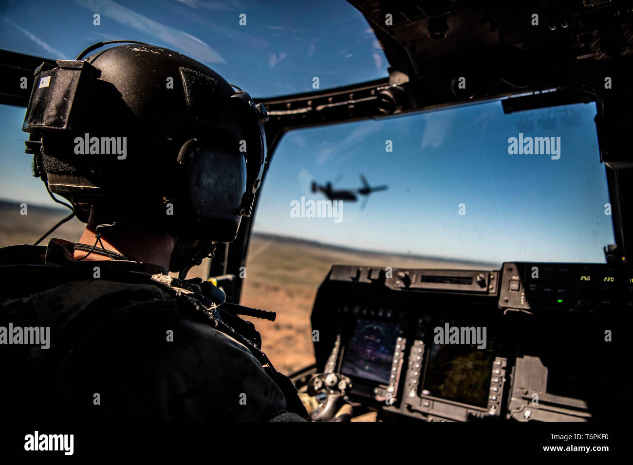 Ein CV-22 Osprey Pilot, 20 Special Operations Squadron, fliegt eine Gruppe von Ehegatten bei Cannon Air Force Base, N.M., 27. April 2019. Flüge wurden auf der CV-22 Osprey, AC-130 W Stinger II Gunship, MC-130J Commando II und Pilatus PC-12 während des Ehepartners Tag. (U.S. Air Force Foto von Airman 1st Class Gage Daniel) Stockfoto