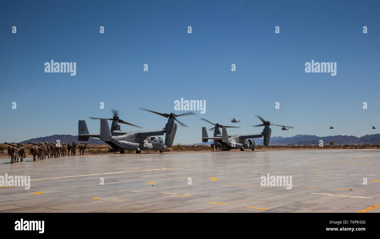 Us-Marines mit 2Nd Battalion, 14th Marine Regiment, 2nd Marine Division, Board eine MV-22 Osprey während Waffen und Taktiken Ausbilder (WTI) Kurs 3-19, in der Marine Corps Air Station Yuma, Ariz., 17. April 2019. 2 Bataillon, 8 Marine Regiment Unterstützung für Wti als Teil einer siebenwöchigen Schulungsveranstaltung durch Marine Aviation Waffen und Taktiken Squadron, die betriebliche Integration der sechs Funktionen des Marine Corps Luftfahrt, bei der Unterstützung einer Marine Air-Ground Task Force betont gehostet werden. (U.S. Marine Corps Foto von Cpl. Ashlee Conover) Stockfoto