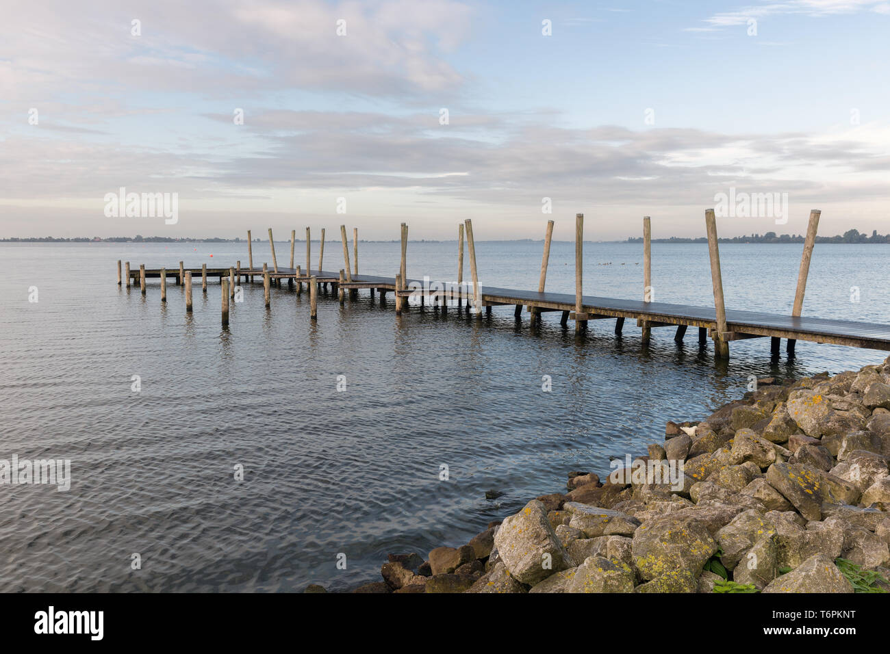 Holzsteg am holländischen See in den frühen Morgenstunden Stockfoto