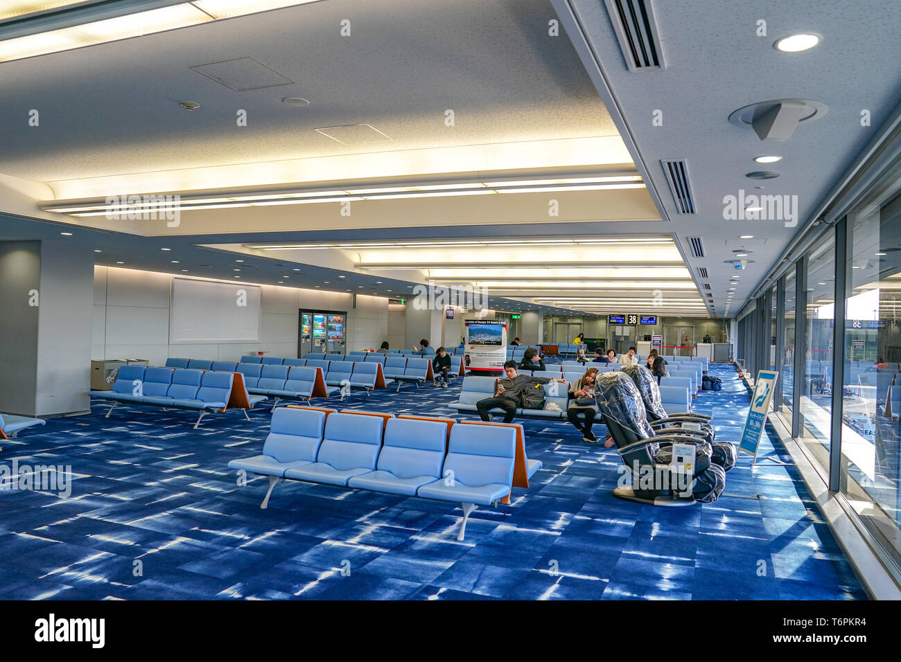 Kansai Region, Osaka, Japan - 4 Mar 2018: Passagiere sitzen und das Flugzeug in Kansai International Airport am 4 Feb 2018 warten am Nachmittag., Osaka, Ja Stockfoto