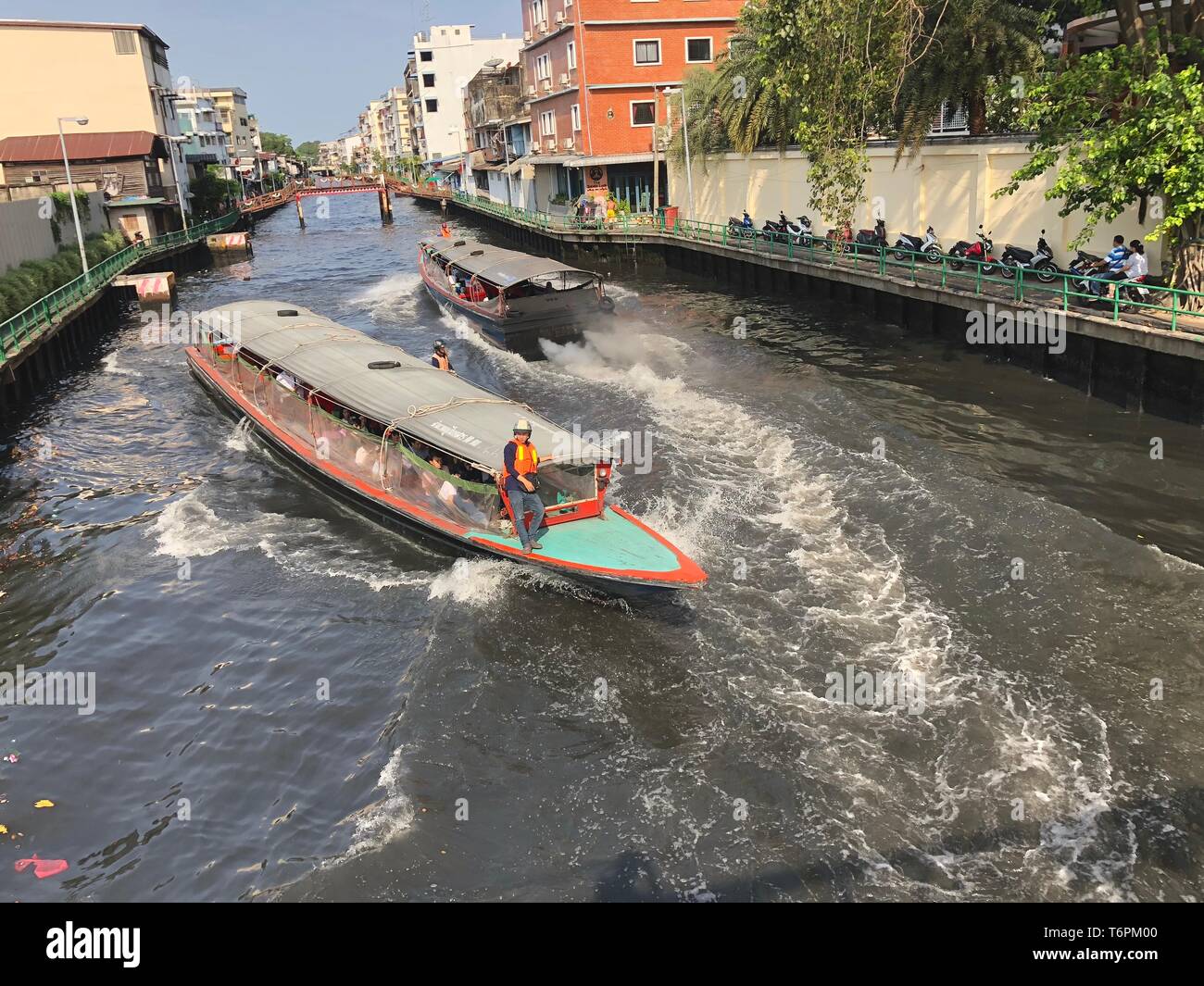 Bangkok, Thailand - 20 Feb, 2018: Thailand canal Schnellboot Transport Typ, wurden vertrieben und nahm die Passagiere zu jeder peir. Stockfoto