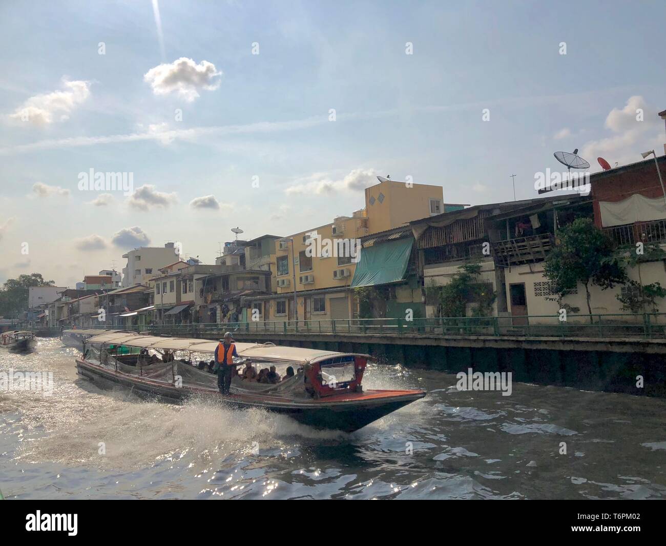 Bangkok, Thailand - 20 Feb, 2018: Thailand canal Schnellboot Transport Typ, wurden vertrieben und nahm die Passagiere zu jeder peir. Stockfoto