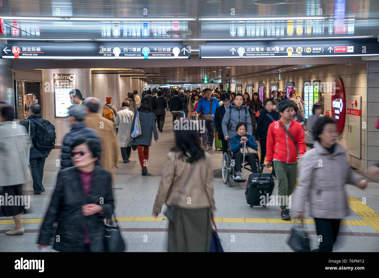 Namba, Osaka, Japan 3 Mar 2018 Japanische Passagiere um in Bahn/U