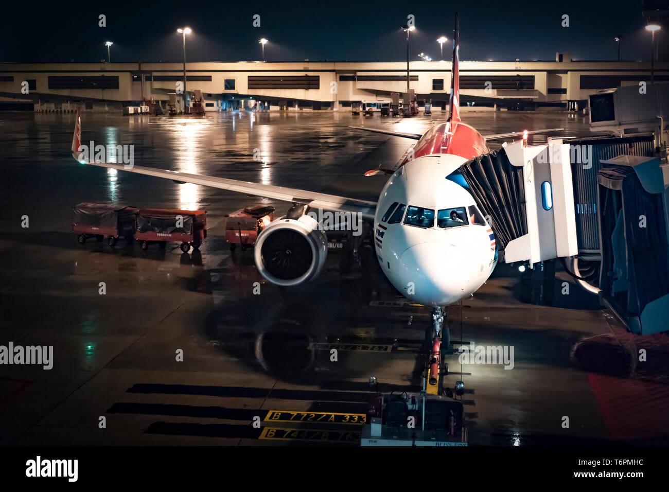 Bangkok, Thailand - 27 Apr 2018: Flugzeug dock Übertragung der Passagier in der Nacht im Don Mueang International Airport am 27 Apr, 2018, Bangkok, T Stockfoto