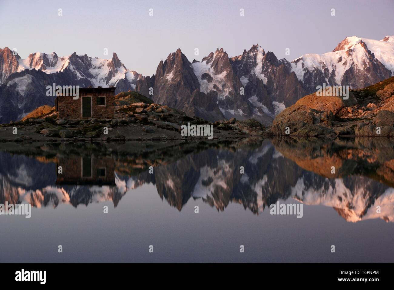 Die Aiguilles de Chamonix Berge in Lac Blanc See spiegeln, ganz rechts Mont Blanc vor Sonnenaufgang, Haute-Savoie, Frankreich, Europa Stockfoto