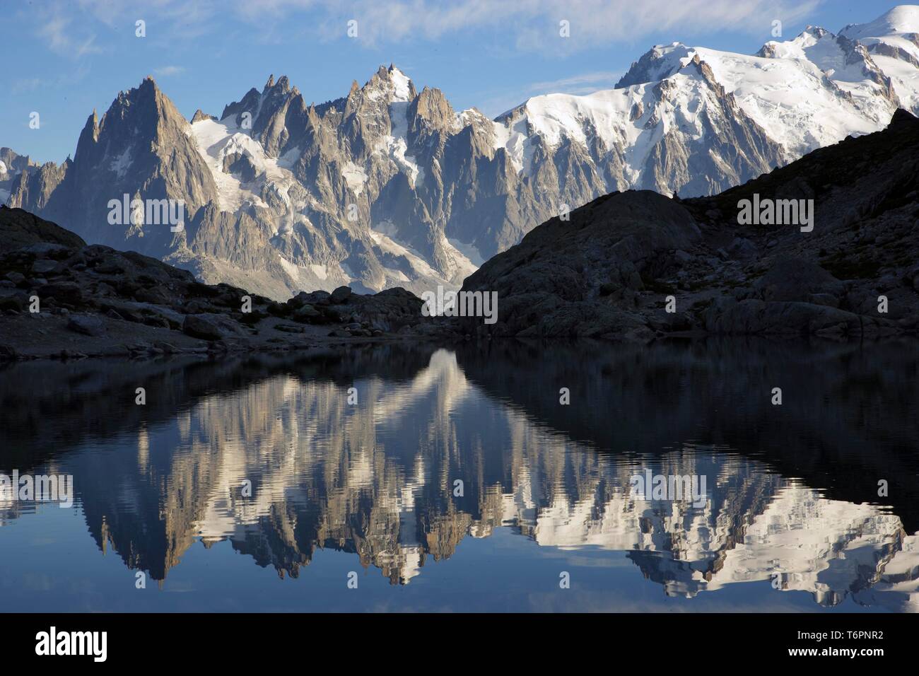 Die Aiguilles de Chamonix Berge in Lac Blanc See spiegeln, ganz rechts Mont Blanc, Haute-Savoie, Frankreich, Europa Stockfoto