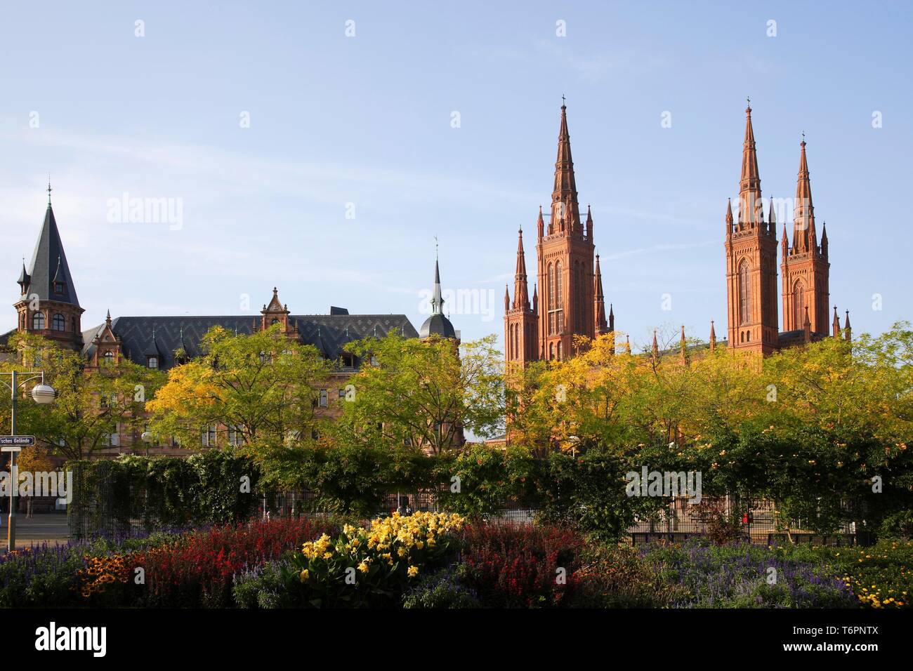 Die Kirche und das Rathaus in Wiesbaden, Hessen, Deutschland, Europa Stockfoto