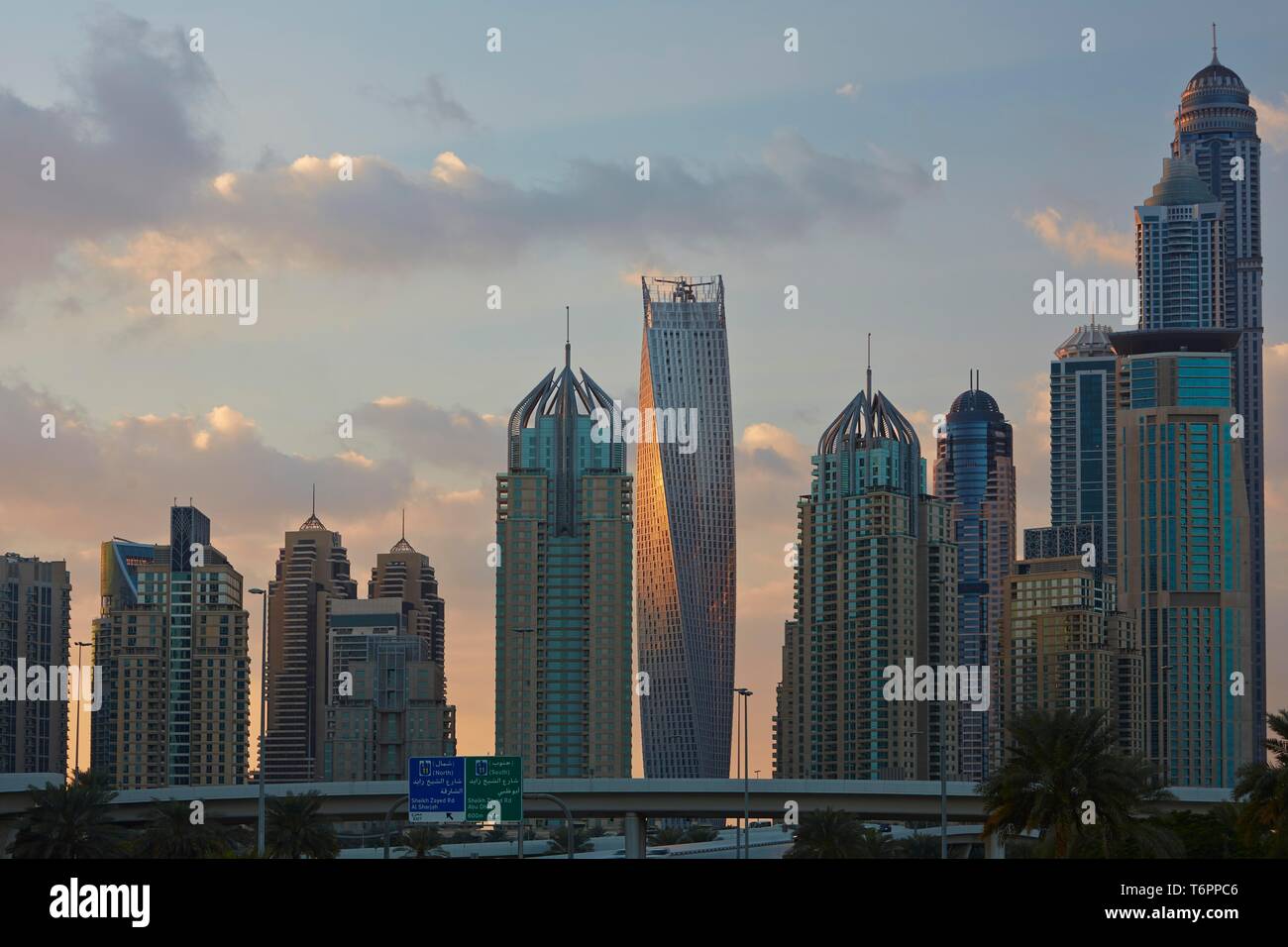 Skyline mit Cayan Turm in der Mitte, Dubai Marina, Dubai, Emirat Dubai, Vereinigte Arabische Emirate Stockfoto