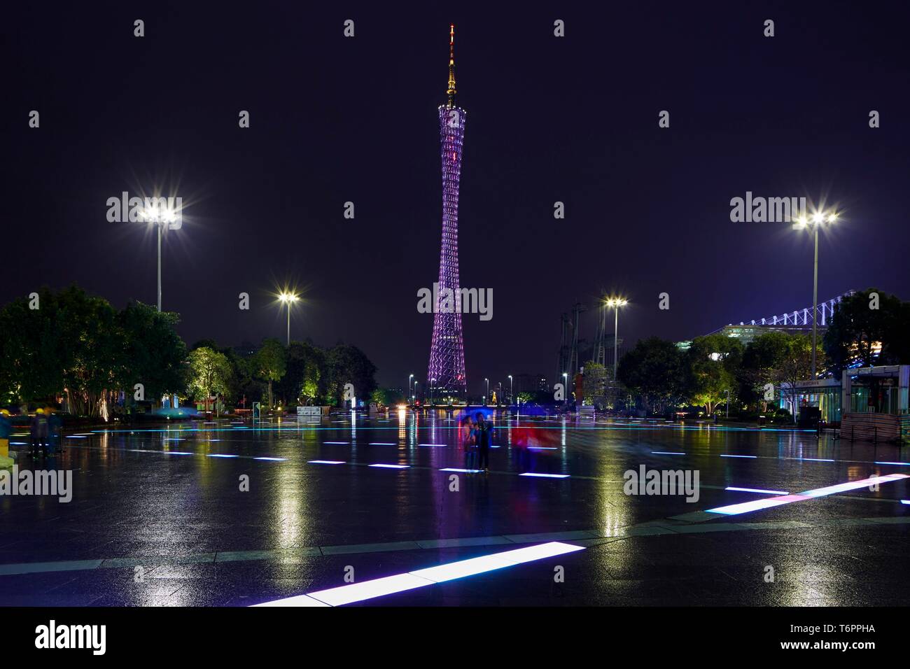 Canton Tower, Fernsehturm, im Regen, in der Nacht, Guangzhou, Guangdong, China Stockfoto