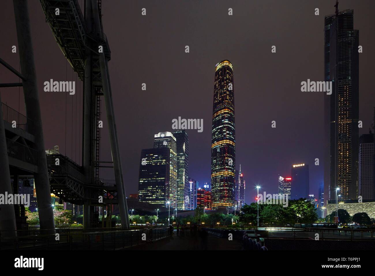 Wolkenkratzer in der Nacht, neue Stadt, Guangzhou, Guangdong, China Stockfoto