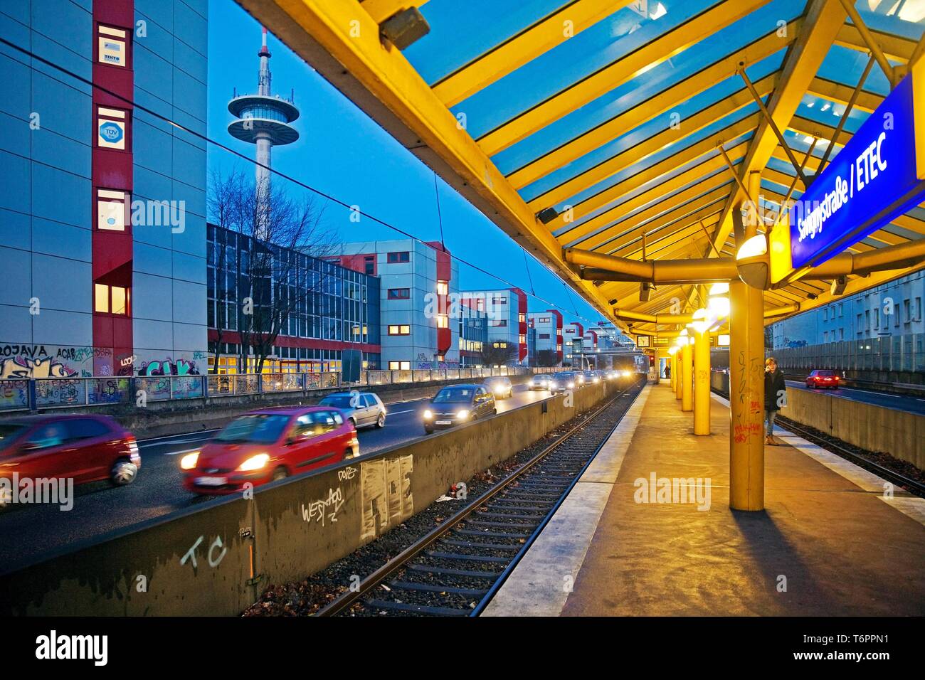 U-Bahn Haltestelle ETEC / savignystraße direkt neben der Autobahn A 40 bei Dämmerung, Essen, Ruhrgebiet, Nordrhein-Westfalen, Deutschland Stockfoto