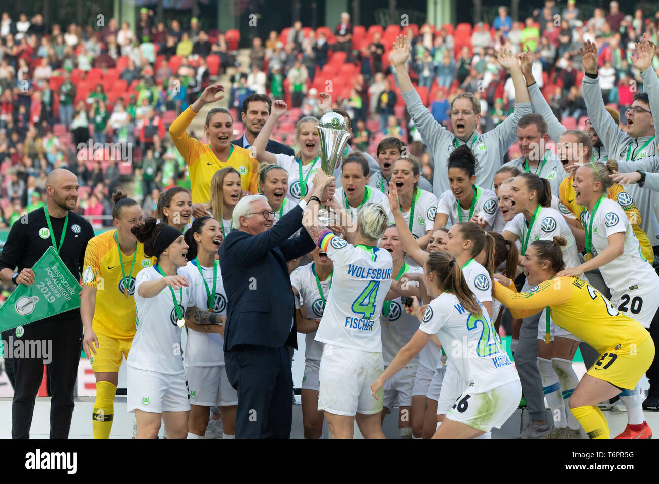 Köln, Deutschland, 1. Mai 2019, Frauen Fußball WM-Finale, VFL Wolfsburg vs SC Freiburg: Bundespräsident Dr. Frank-Walter Steinmeier Hände die Trophäe Stockfoto