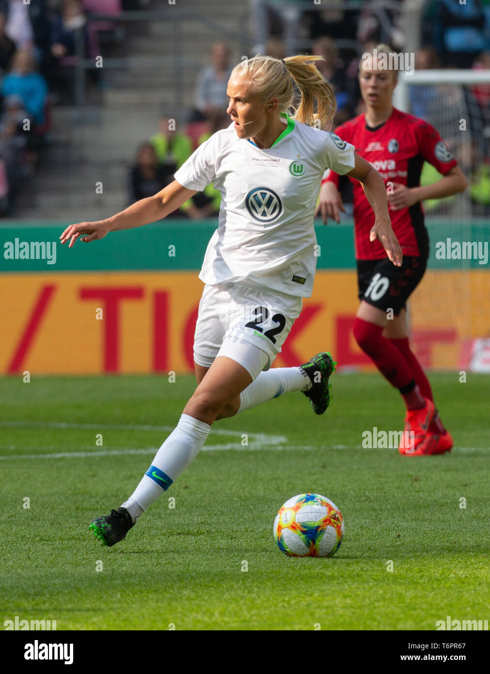 Köln, Deutschland, 1. Mai 2019, Frauen Fußball WM-Finale, VFL Wolfsburg vs SC Freiburg: Pernille Harder (Wolfsburg) in Aktion. DFB-Bestimmungen verbieten Stockfoto