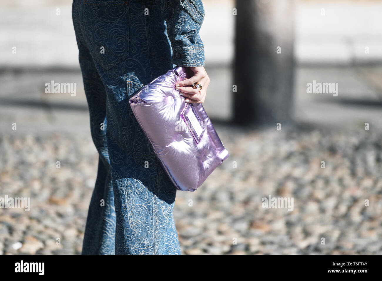 Mailand, Italien - 22. Februar 2019: Street Style - Fancy Handtasche im Detail während der Mailänder Modewoche - MFWFW 19. Stockfoto