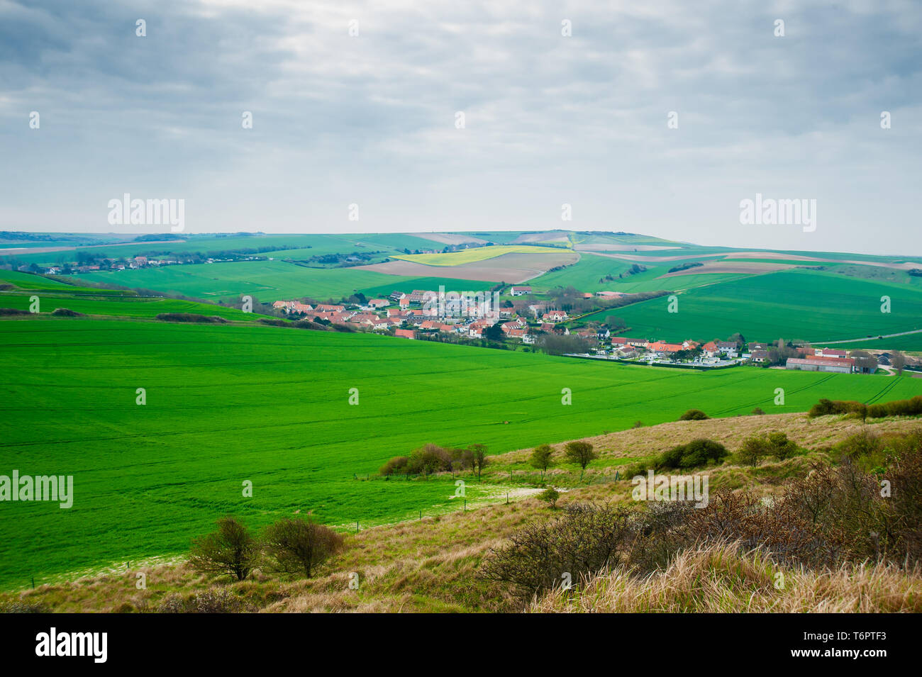 Blick auf die Landschaft und das Dorf l'Escale bei der Montage von den Klippen des Cap Blanc Nez im Frühling in der Region Nord Pas de Calais Stockfoto