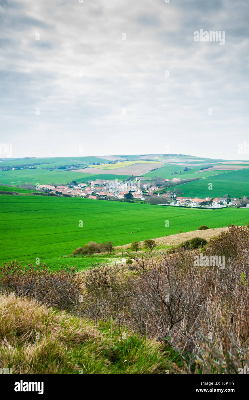 Blick auf die Landschaft und das Dorf l'Escale bei der Montage von den Klippen des Cap Blanc Nez im Frühling in der Region Nord Pas de Calais Stockfoto