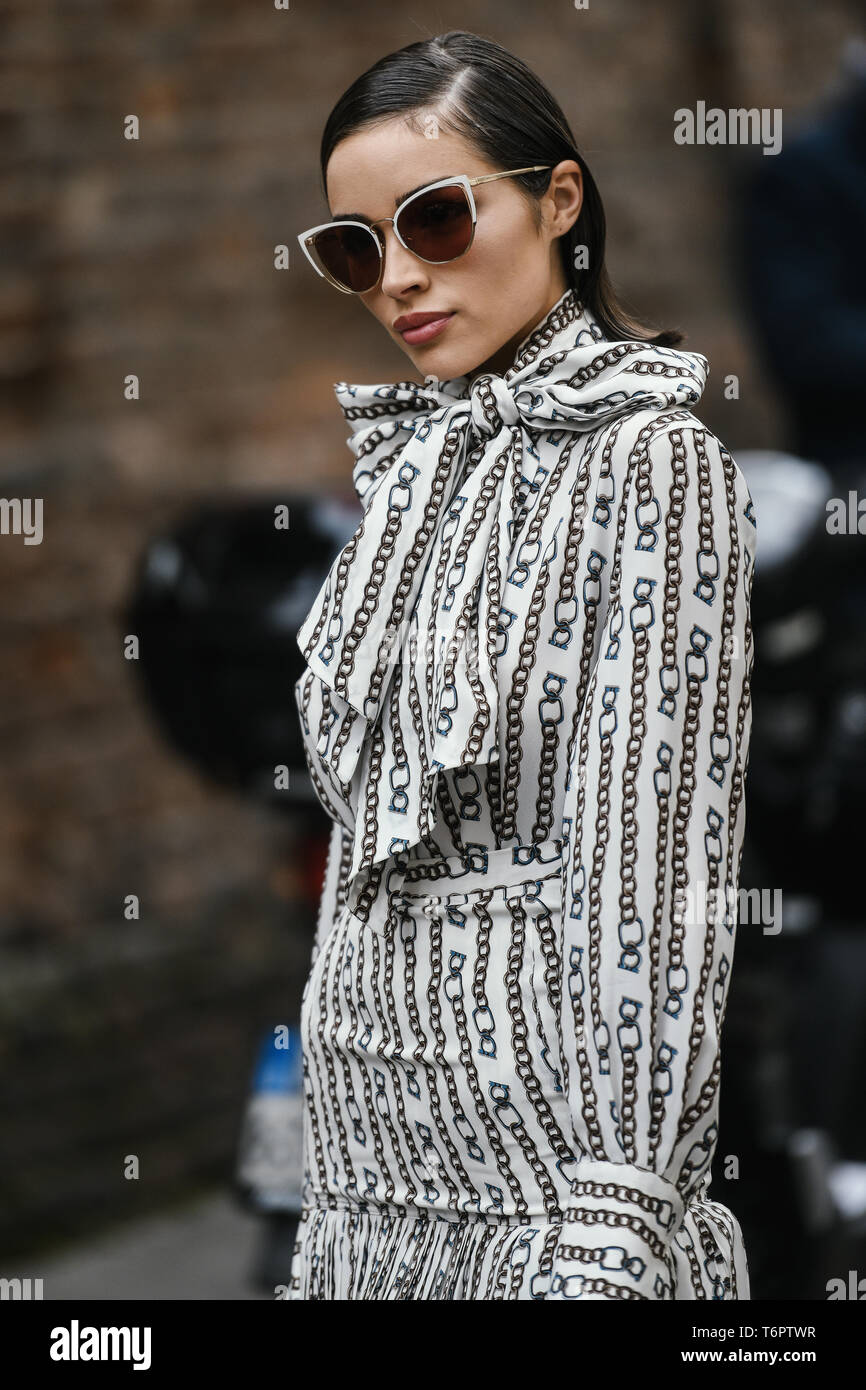 Mailand, Italien - 23. Februar 2019: Street Style - Mädchen mit einem stilvollen Look vor einer Modenschau in Mailand auf der Modewoche - MFWFW 19 posing Stockfoto