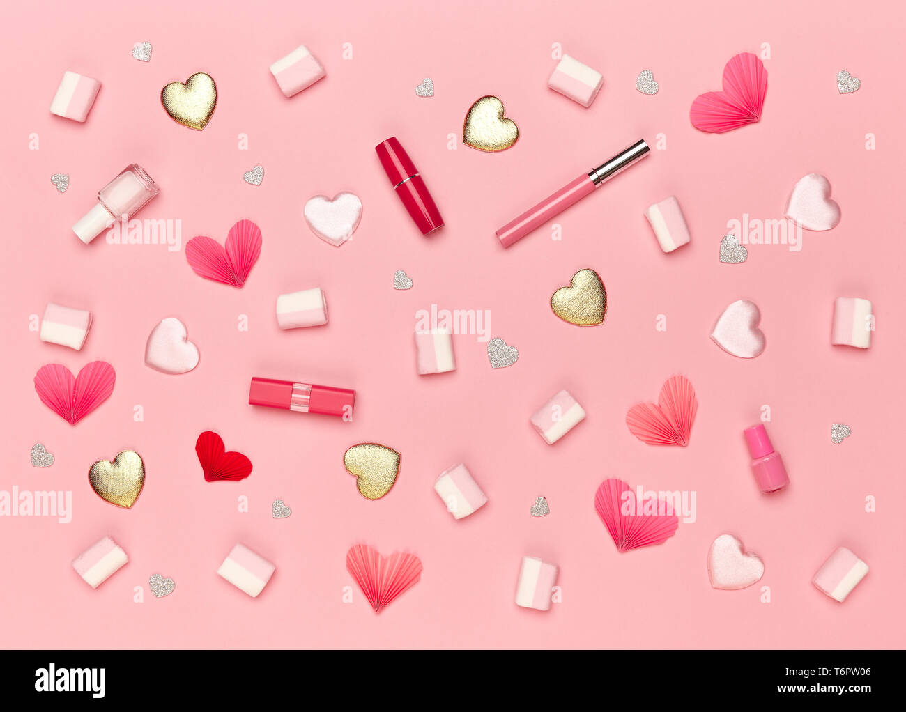 Valentinstag Hintergrund. Roten Herzen auf einem Rosa Hintergrund. Flach. St. Valentine's Day Wallpaper. Frauen Accessoires. Lippenstift und Nagellack Stockfoto