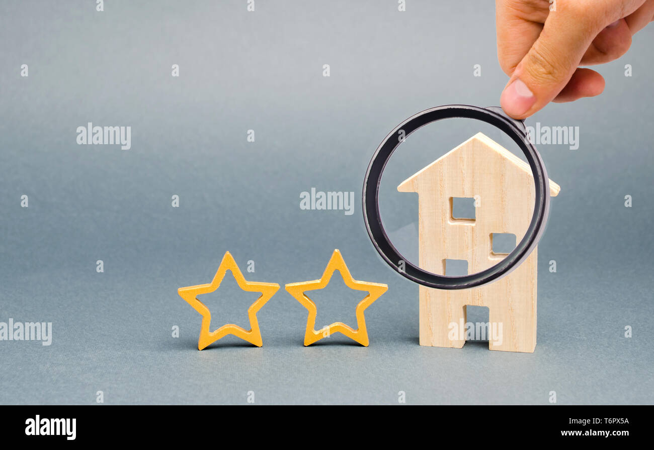 Zwei Holz- Sterne und ein Haus. Zwei Sterne Hotel oder Restaurant. Überprüfung der Kritiker. Qualität der Dienstleistung und Service. Bewertung der Häuser und Privat Stockfoto