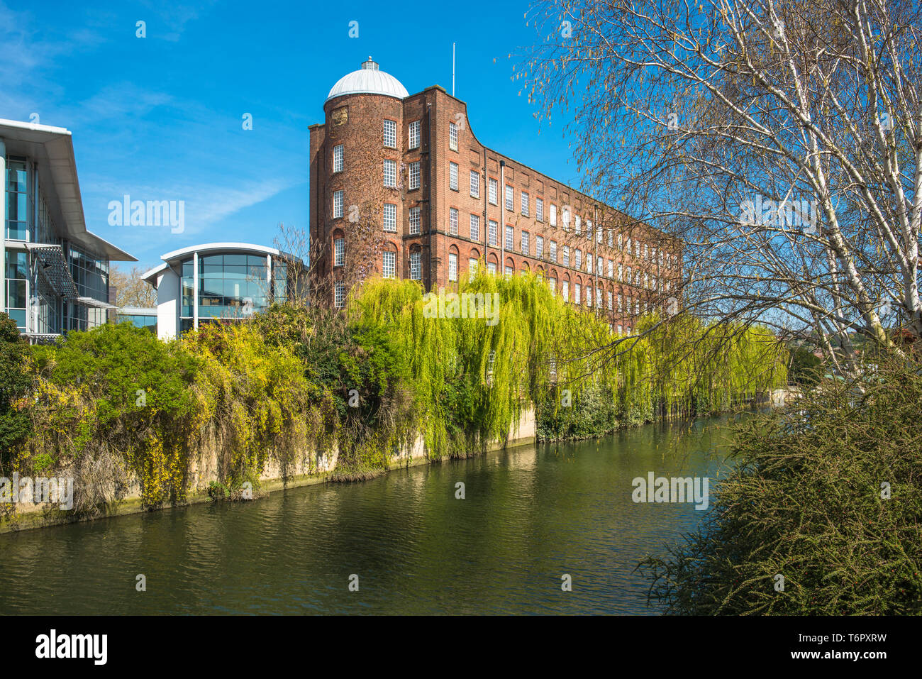 Ein Blick auf die ehemalige Textilfabrik nun die Website der Johannes Jarrold Printing Museum am Fluss Wensum in Norwich, Norfolk, England, Vereinigtes Königreich. Stockfoto