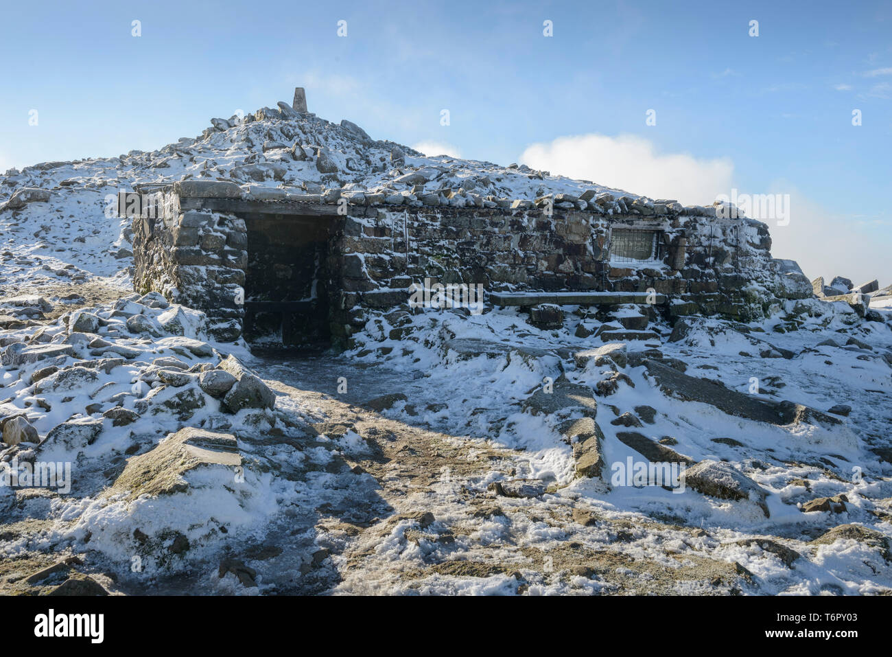 Das Tierheim an der Spitze der Cadair Idris, Snowdonia, an einem Wintermorgen. Stockfoto