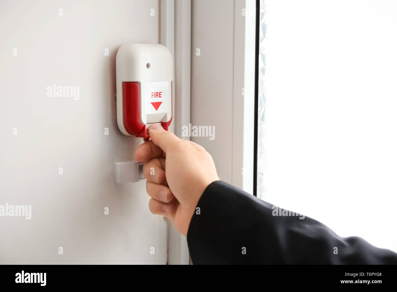 Junge Menschen ziehen der Brandmeldezentrale Griff, innen Stockfoto