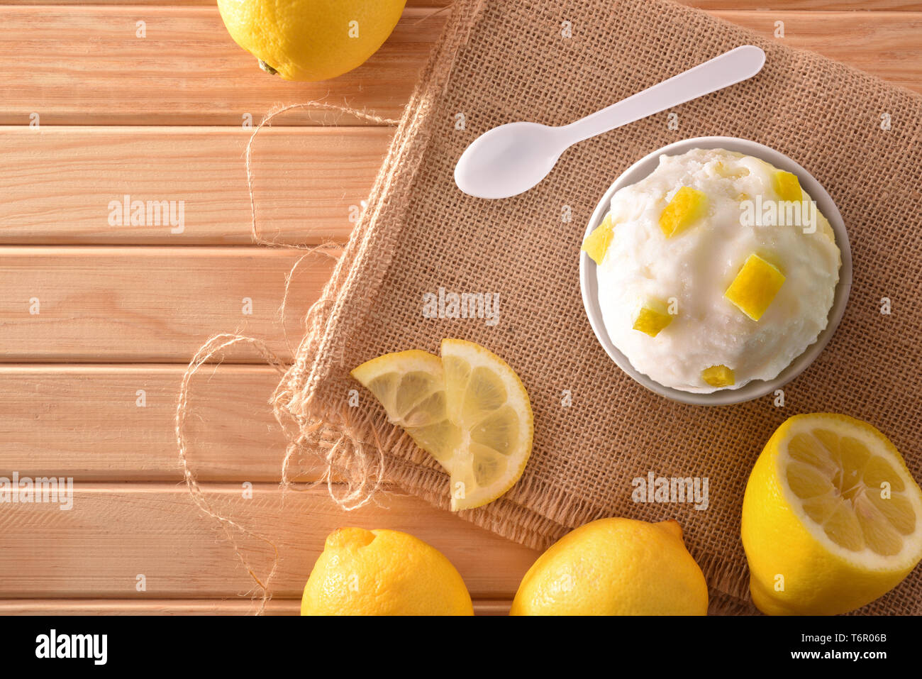 Eisbecher mit Zitrone Segmente auf einem hölzernen Tisch eingerichtet. Horizontale Komposition. Ansicht von oben. Stockfoto