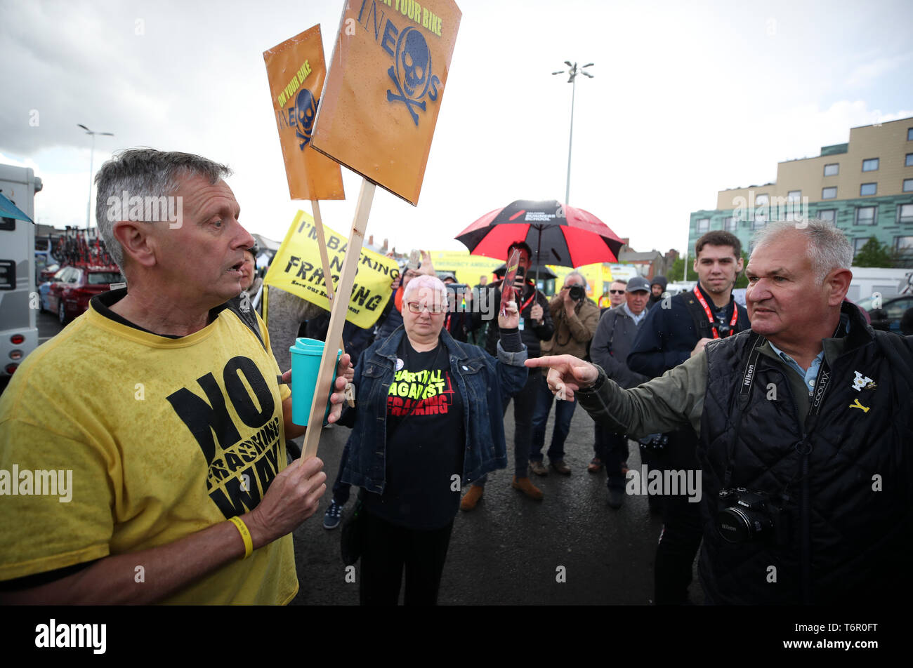 Demonstranten protestieren gegen INEOS am Beginn der Beginn der dritten Stufe eine Phase der Tour de Yorkshire. Stockfoto