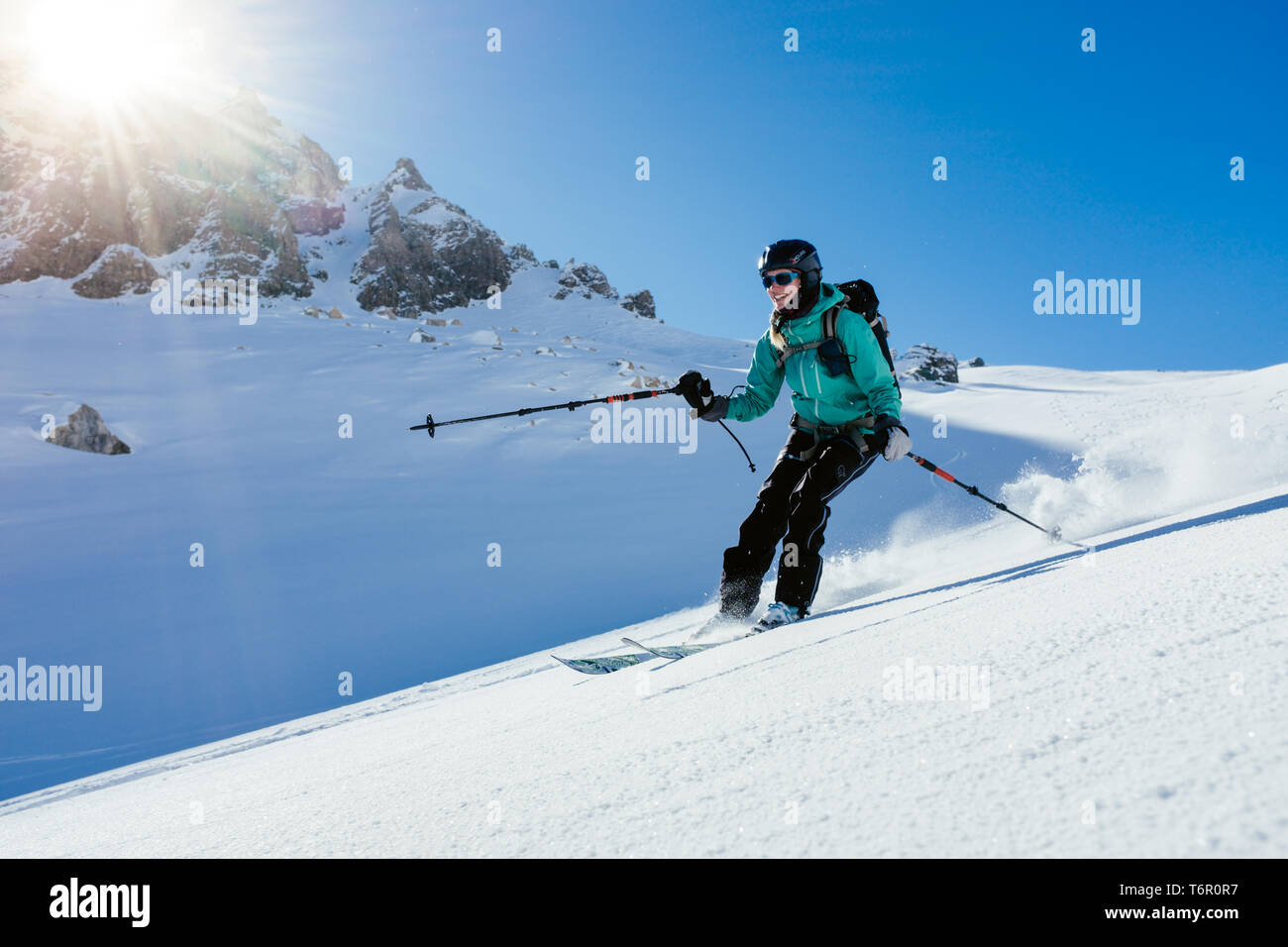 Blonde Frau tour Skifahren in der Schweiz Stockfoto