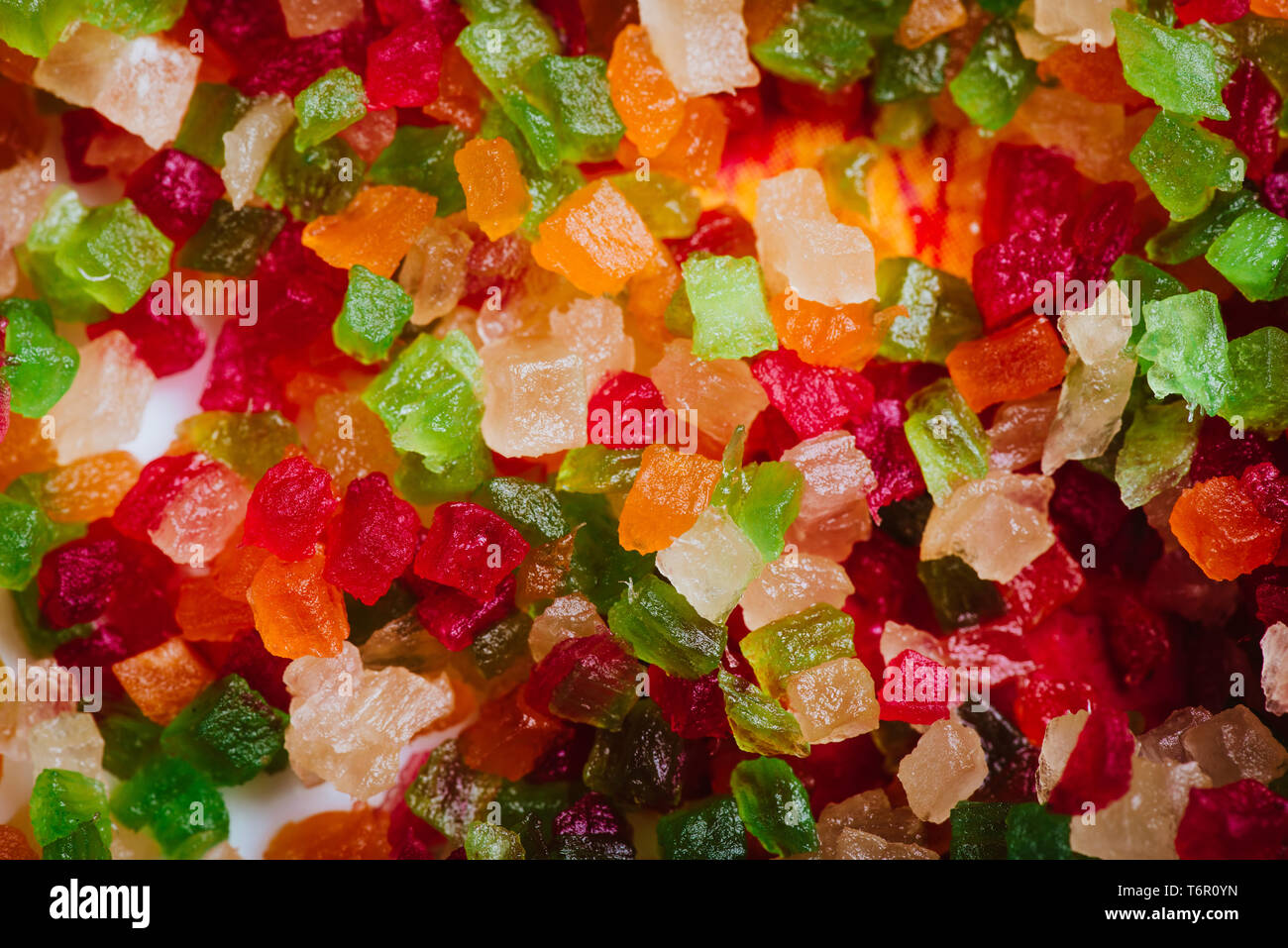 Mehrfarbige kandierte Früchte auf full frame Close-up. Tutti-Frutti, in eine Schüssel serviert, selektive konzentrieren. Stockfoto