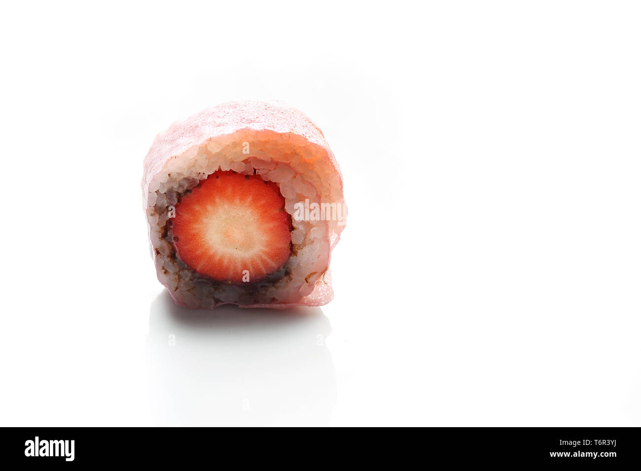 Leckere süße Sushi, Obst und Dessert. Horizontale Komposition, isoliert weißer Hintergrund, Stockfoto