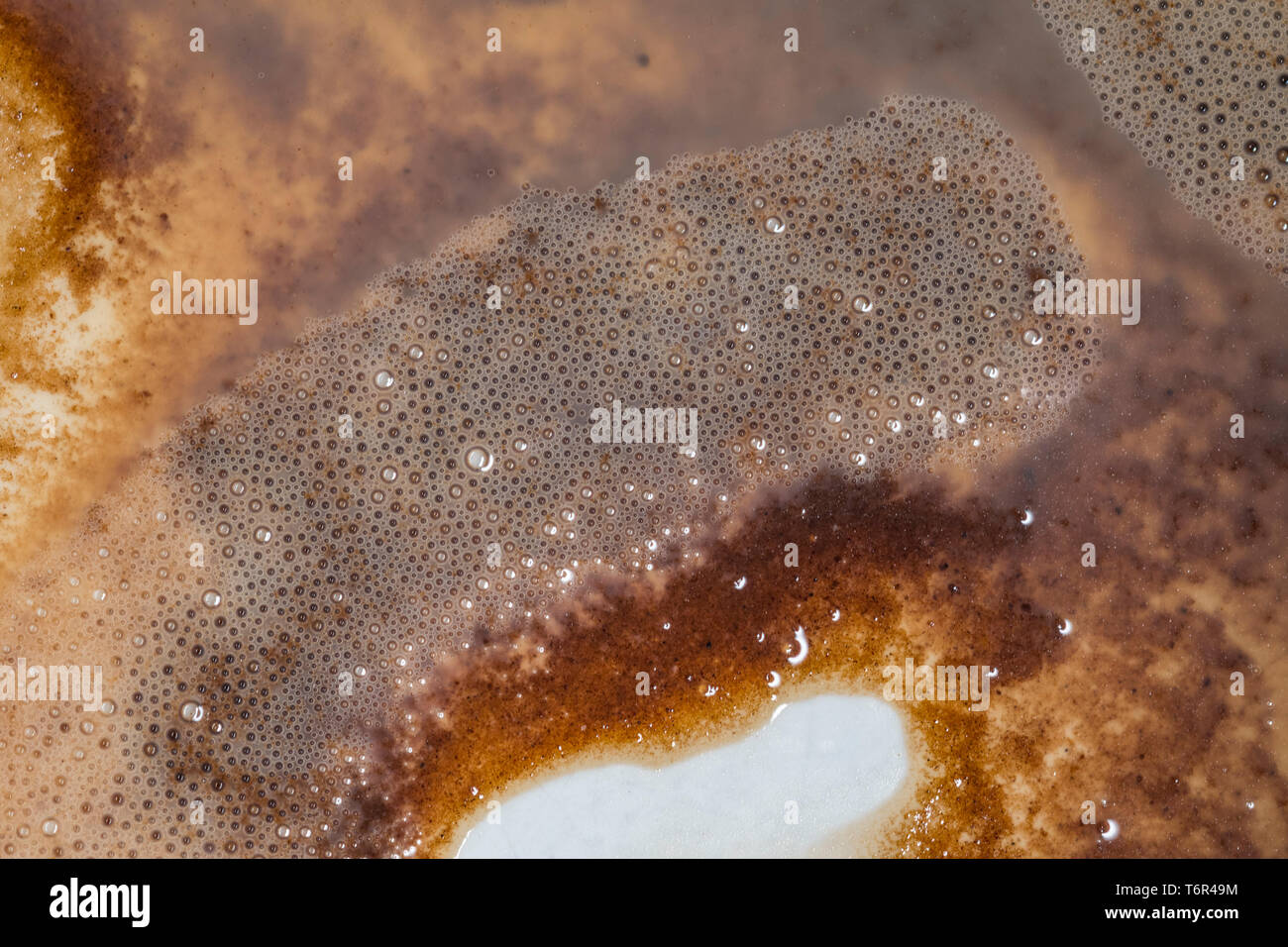 Konzept, der Kaffee, zeigt die Fugen in den Boden einer Kanne aus einer heißen Schokolade oder Kaffee trinken. Stockfoto
