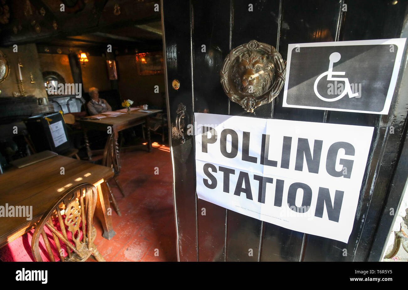 Ein Blick in ein Wahllokal im Weissen Rössl im Priors Dean, Hampshire, auch von Einheimischen als "Pub bekannt Ohne Namen', als Wähler zu den Urnen für Rat und Bürgermeisterwahlen in England und Nordirland geleitet. Stockfoto