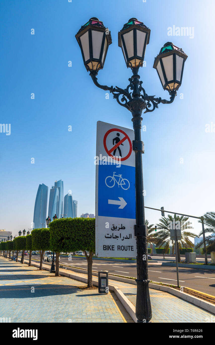 Zeichen auf die Lampe, die den Radweg in Abu Dhabi, VAE Stockfoto