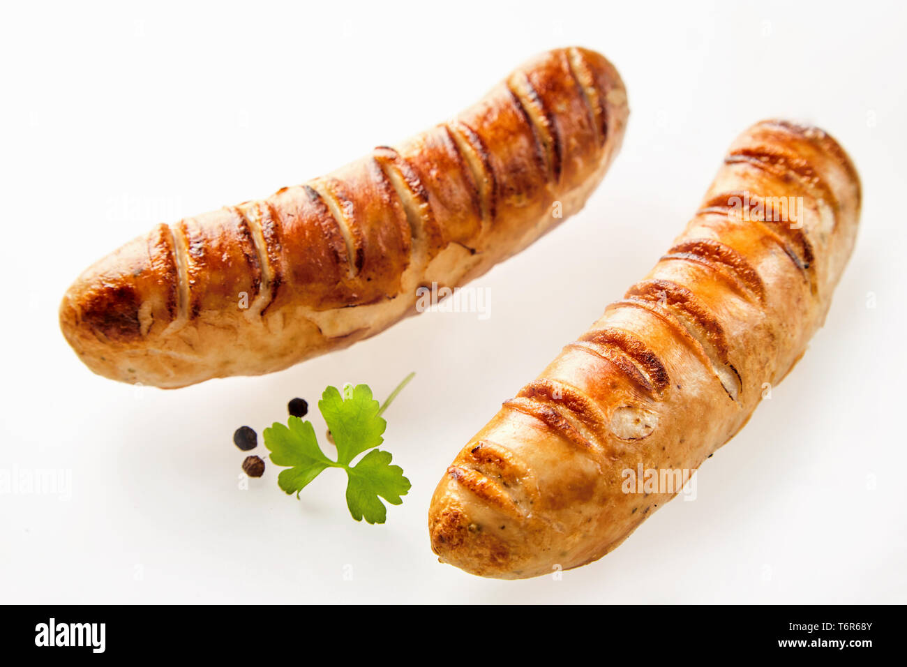 Zwei frisch zubereitete deutsche Bratwurst Wurst mit grünen Kräutern. Stockfoto