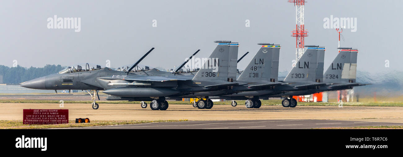 Vier Mcdonnall Douglas F-15 von 48 FW an RAF Lakenheath erwarten Anweisungen. Stockfoto