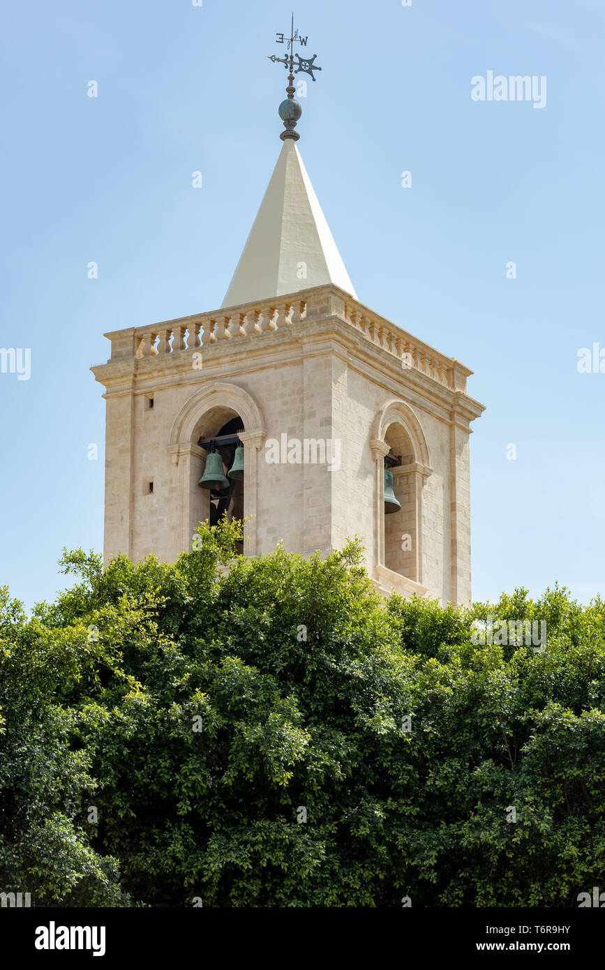 Die Wetterfahne und Glocken, von einem der beiden manieristischen Stil Kirchtürme von St. John's Co-Cathedral in Valletta Stockfoto