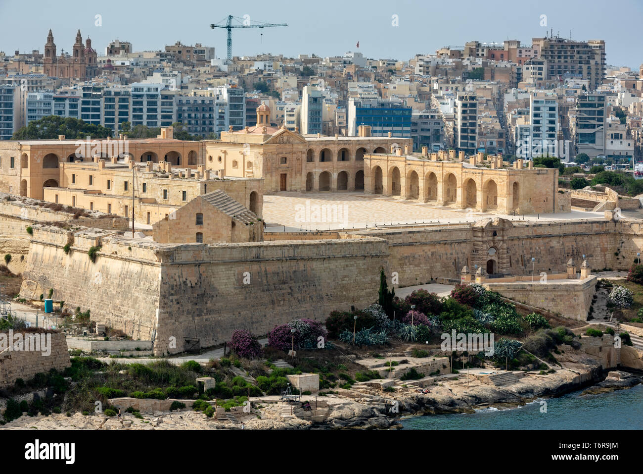 Das historische Fort Manoel mit Das moderne Apartment Blocks von Sliema im Hintergrund. Dieser Stern fort wurde vom Orden des Hl. Johannes in der 18. C Stockfoto