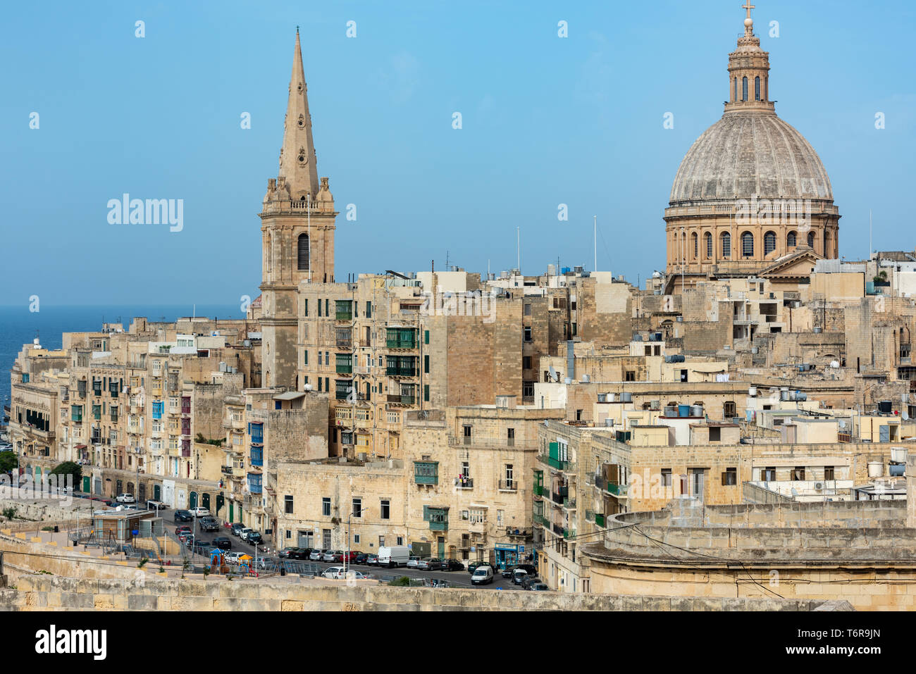 Die Kuppel der Basilika Unserer Lieben Frau auf dem Berg Karmel und den Glockenturm von St. Paul's-Kathedrale dominieren den Blick auf Valletta nördlichen Ufer Stockfoto