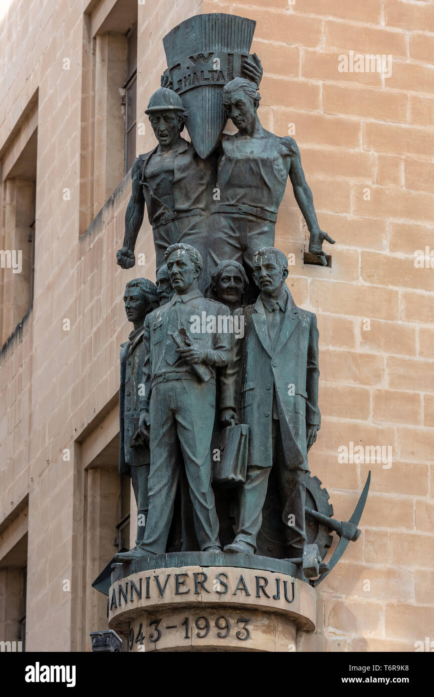 Die bronzene Gedenktafel Statue auf der Arbeiter Memorial Building in South Street in Valletta Stockfoto