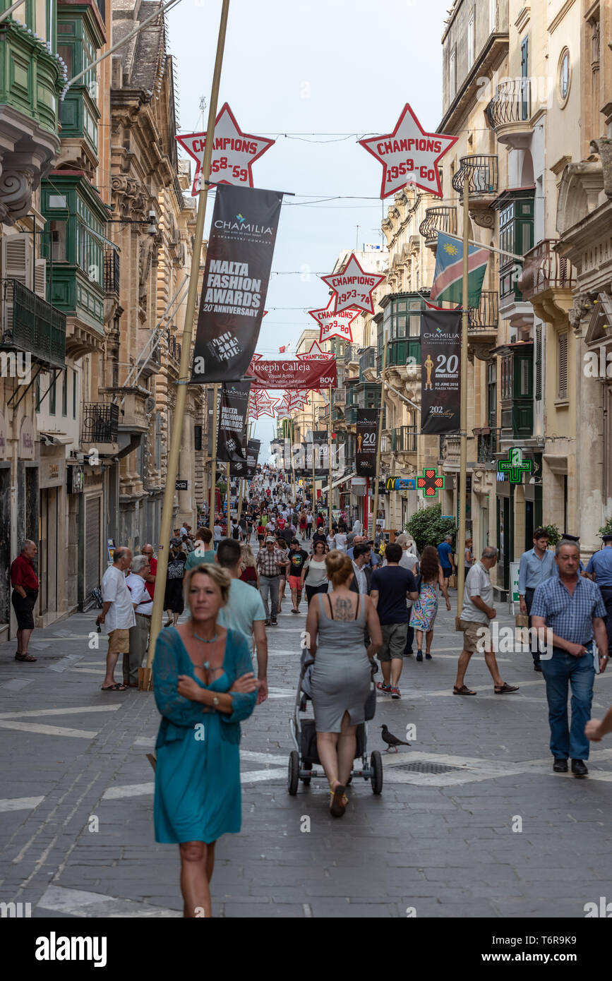 Ein Beschäftigter der Republic Street in Valletta während seines Jahres als Europäische Kulturhauptstadt 2018 Stockfoto