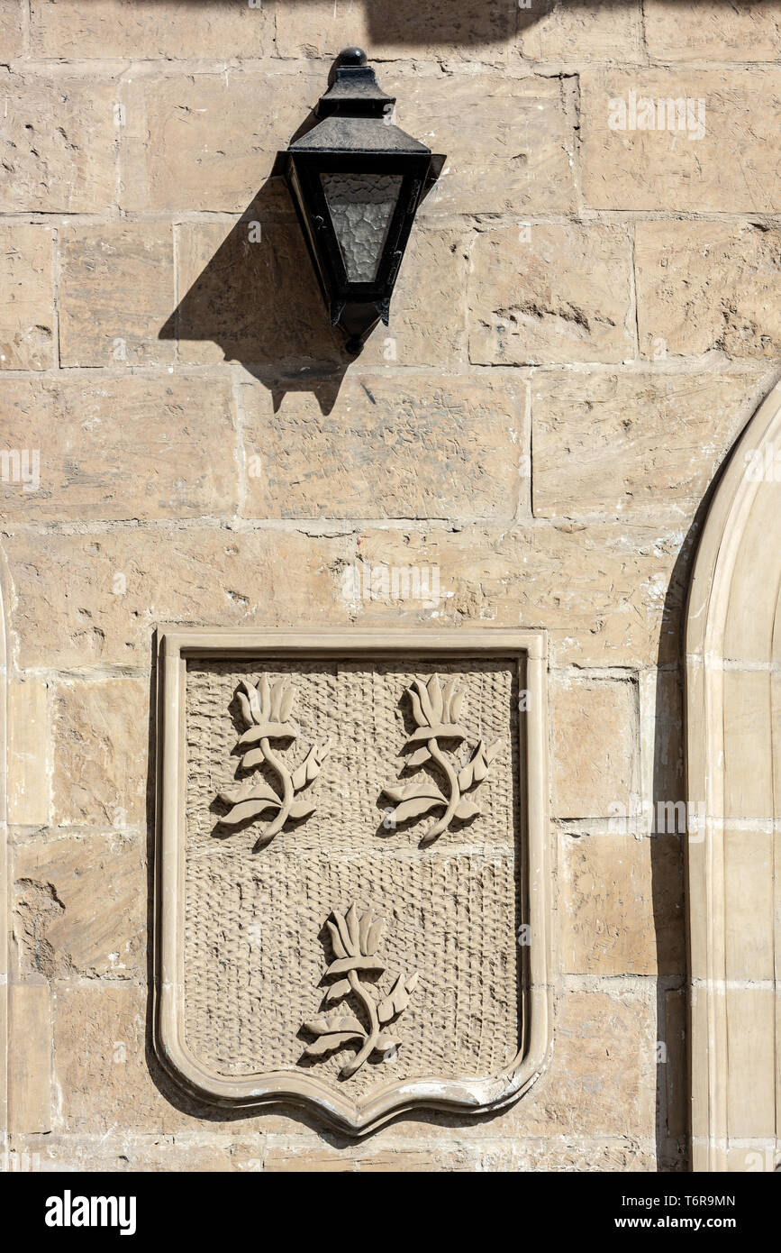 Eine Entlastung von einem Kamm unter einer Laterne an der Wand eines Gebäudes in der Republic Street, Valletta Stockfoto