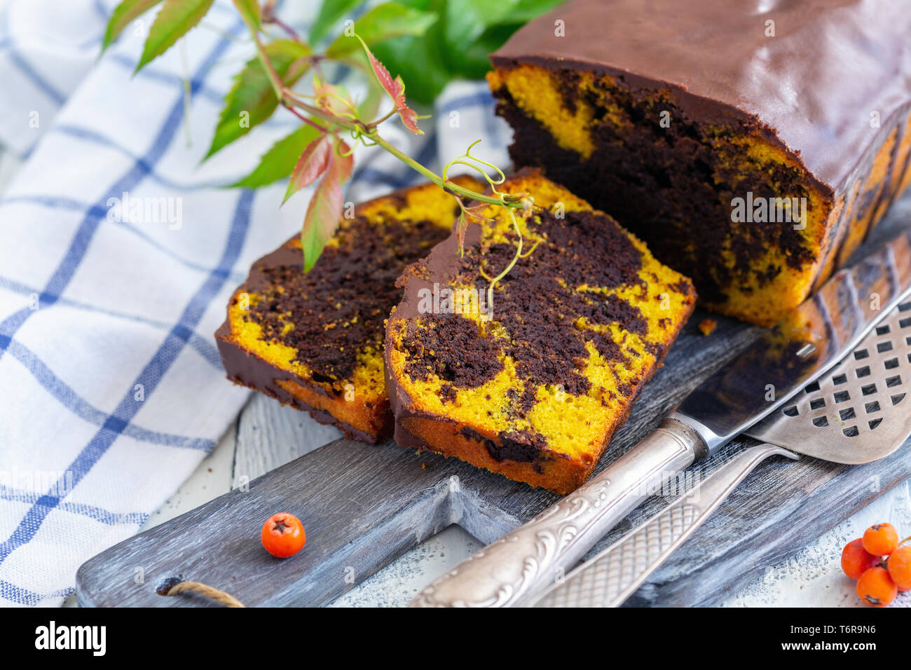 Scheiben von hausgemachten Kürbis Schokolade Kuchen. Stockfoto