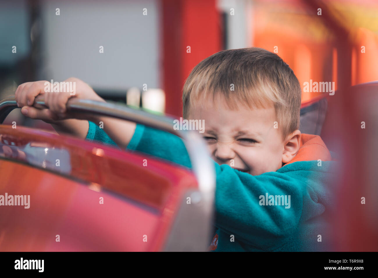Kleiner Junge in einem Karussell Auto Stockfoto